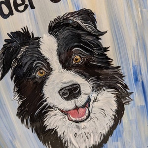 Puede incluir: Retrato pintado de un perro Border Collie con pelaje blanco y negro y ojos marrones. El perro est&aacute; sonriendo mostrando su lengua. El fondo es azul claro y blanco con las palabras "der Collie" en la parte superior.