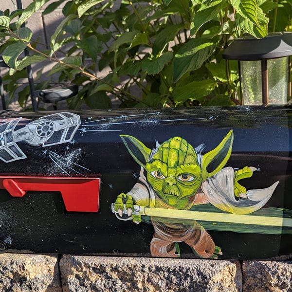 Buzón pintado a mano de Star Wars con Yoda, Boba Fett, R2D2, BB-8, caza TIE y Storm Trooper.