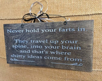 Letrero de madera pintado a mano con humor de pedos