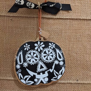 Pumpkin jack O Lantern wooden hanger small, daisys