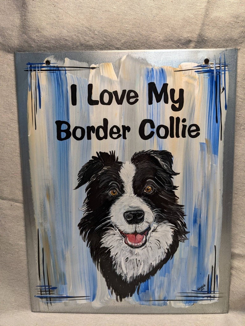 Puede incluir: Letrero de metal pintado con un perro Border Collie y el texto "I Love My Border Collie". El fondo tiene pinceladas azules, blancas y beige. El perro es blanco y negro con ojos marrones y una lengua roja.
