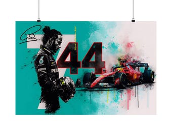 Könnte beinhalten: Poster mit Formel-1-Rennsport-Thema. Das Kunstwerk zeigt ein Porträt eines Fahrers, ein Rennwagen und die Nummer 44. Die Farbpalette umfasst Türkis, Rot, Schwarz und Weiß. Der Fahrer trägt einen schwarzen Rennanzug und hält einen Helm.