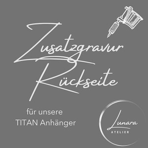 Könnte beinhalten: Grauer Hintergrund mit weißem Schriftzug "Zusatzgravur Rückseite" und "für unsere TITAN Anhänger." Tattoo-Maschinen-Illustration oben rechts. Rundes Logo mit dem Wort "Lunara" unten rechts.