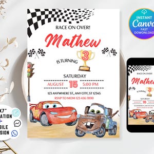 Può includere: Un invito a tema auto da corsa con la scritta "Race On Over! Mathew compie 3 anni". Il design include una bandiera a scacchi, un trofeo d'oro e illustrazioni di auto da corsa. L'invito è disponibile in formato 5x7 pollici e versione mobile.
