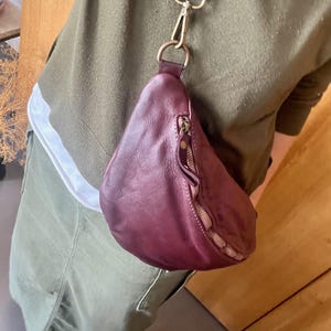 Sac banane en cuir bordeaux. Sac banane en cuir. Sac bandoulière en cuir. Sac banane. Sac fin. Sac en cuir pleine fleur sang de boeuf le plus doux.