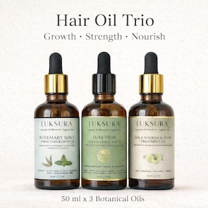 Puede incluir: Tres botellas de vidrio de aceite para el cabello con cuentagotas negros y detalles dorados. Las etiquetas dicen "Rosemary Mint", "Luxe Veda" y "Amla Nourish & Grow". El texto "Hair Oil Trio" y "Growth Strength Nourish" está en la parte superior. Cada botella contiene 50 ml de aceite.