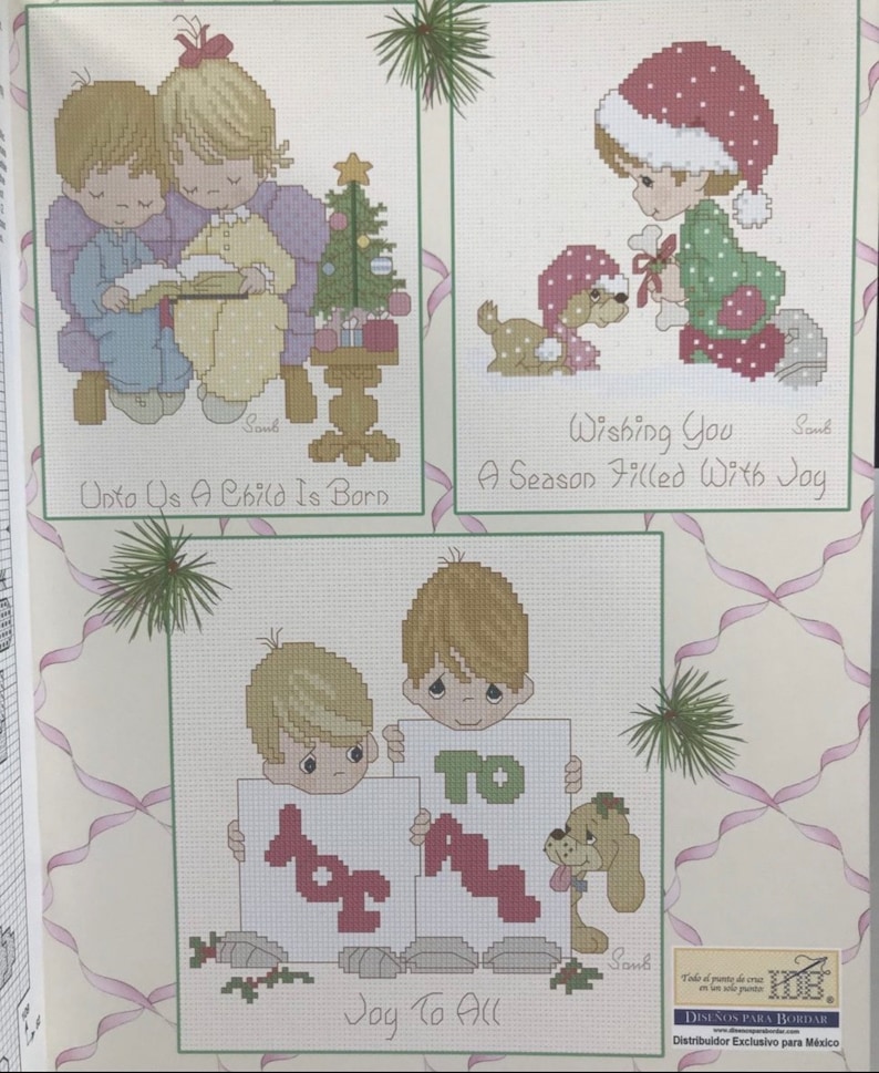 K&ouml;nnte beinhalten: Drei Kreuzstichmuster mit Precious Moments-Charakteren. Das erste Muster zeigt zwei Kinder, die auf einer Bank sitzen, mit einem Weihnachtsbaum hinter ihnen. Das zweite Muster zeigt ein Kind in einer Weihnachtsmannm&uuml;tze mit einem Hund. Das dritte Muster zeigt zwei Kinder, die Schilder halten, auf denen "Joy To All" steht.