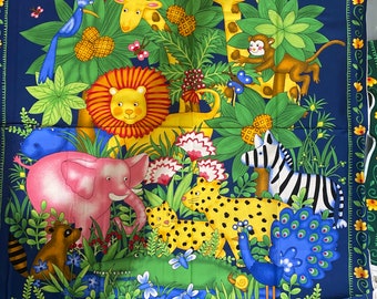 Puede incluir: Un panel de tela colorido con un tema de selva. Presenta un arcoíris, una jirafa, un león, un elefante, una cebra, un pavo real, un mono y un cocodrilo. El fondo es azul oscuro.