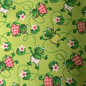 Przyjazna żaba flanelowa tkanina Yard Cubby Bear Prints firmy Baum Green Dostępne w wielu jardach