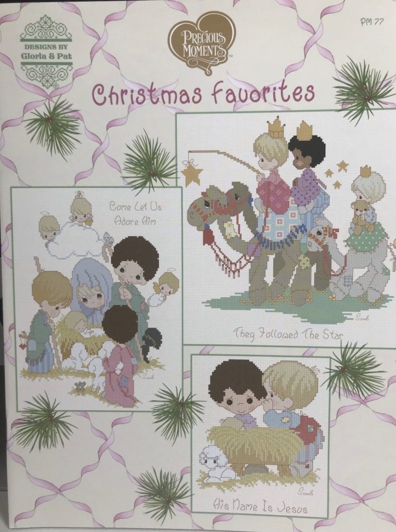 K&ouml;nnte beinhalten: Ein Stickmusterheft mit drei Weihnachtsmotiven von Precious Moments. Die Motive sind "Kommt, lasst uns ihn anbeten", "Sie folgten dem Stern" und "Sein Name ist Jesus".