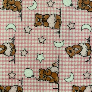Może przedstawiać: Różowa i biała tkanina w kratę z powtarzającym się wzorem brązowych pluszowych misiów w pieluchach, białych balonów, półksiężyców i gwiazd. Misie są w różnych pozach, tworząc fantazyjny wzór.