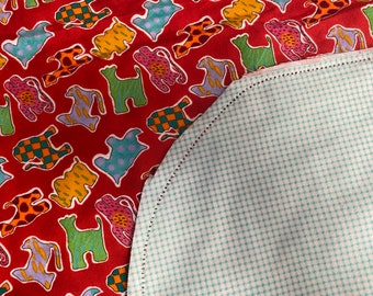 Siluetas de animales sobre fondo de cuadros rojos y turquesa. Manta para bebé de franela de 43x40 pulgadas con dobladillo cosido. Dos capas, doble cara. Lista para tejer a crochet.