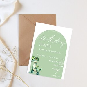 Invitation moderne vert sauge de dinosaure | Invitation élégante simple de fête d'anniversaire de petit garçon | Thème Dino 1er anniversaire | Fête prénatale pour bébé garçon