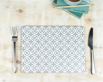 Geometrische placemat, Meryam design tafelmat, grijs patroon, blauw detail servies, Moors ontwerp