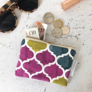 Monedero o neceser Catalina, monedero, estampado verde, gris y morado, forro impermeable, cremallera metálica, fabricado en Reino Unido