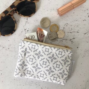 Monedero Meryam, neceser con diseño geométrico, gris, diseño azul, estampado de mosaico morisco, fabricado en Reino Unido, envío gratuito al Reino Unido, monedero, cremallera.