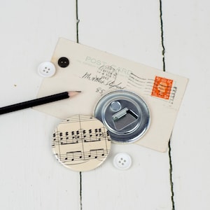Abrelatas de botella de música, partitura vintage, magnético, relleno de media, pequeño regalo de Navidad para el hombre, amante de la música, clásica, notas, gadget
