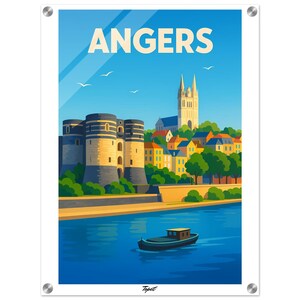 Puede incluir: Una impresión artística enmarcada que presenta una ilustración estilizada de Angers, Francia. La obra de arte representa un castillo, una catedral y edificios coloridos a lo largo de un río, bajo un cielo azul brillante con la palabra "ANGERS" en la parte superior. Un pequeño barco flota en el agua.