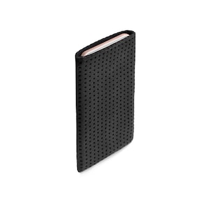 Könnte beinhalten: Eine schwarze Handyhülle mit einem strukturierten, gepunkteten Muster. Die Handyhülle ist rechteckig und scheint aus einem flexiblen Material zu bestehen. Der obere Rand eines Telefons ist im Inneren der Hülle sichtbar.