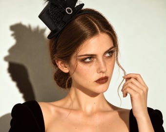 Mini cappello a cilindro con fascia per capelli, cappello piumato da donna, accessorio per costume da presentatore di cabaret, tea party e derby