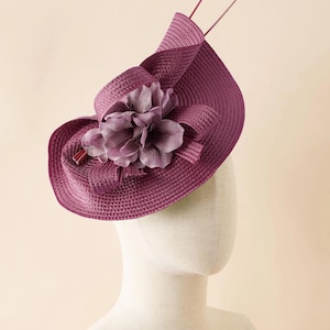 Eleganter Fascinator-Hut – Derby Tea Party Cocktail Hut mit modelliertem Blüten- und Wirbeldesign