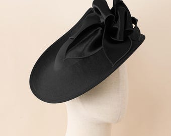 Wide Brim Feather Fascinator: Elegant Derby Hat for Events