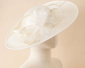 Eleganter Fascinator mit breiter Krempe – Derby Tea Party Hochzeitshut mit Blumen und Schleifen Detail