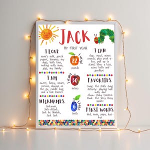 Puede incluir: Un gr&aacute;fico ilustrado colorido que celebra el primer a&ntilde;o de un ni&ntilde;o. El gr&aacute;fico presenta el nombre "JACK" en letras rojas, junto con detalles sobre el crecimiento del ni&ntilde;o, sus hitos y sus cosas favoritas. El gr&aacute;fico incluye ilustraciones de un sol, una oruga, una ciruela, una manzana y un beb&eacute;.