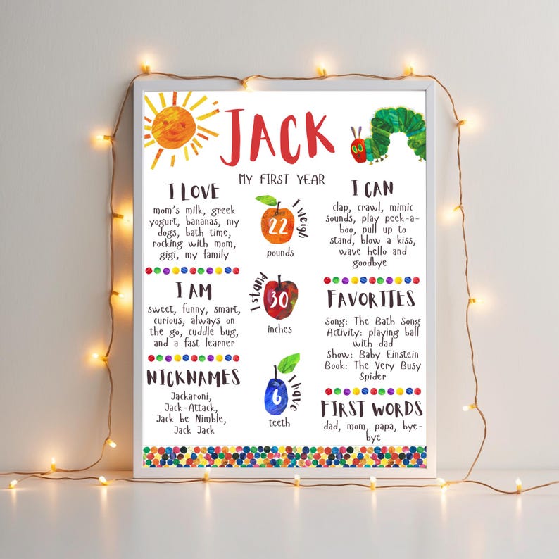 Puede incluir: Un gr&aacute;fico ilustrado colorido que celebra el primer a&ntilde;o de un ni&ntilde;o. El gr&aacute;fico presenta el nombre "JACK" en letras rojas, junto con detalles sobre el crecimiento del ni&ntilde;o, sus hitos y sus cosas favoritas. El gr&aacute;fico incluye ilustraciones de un sol, una oruga, una ciruela, una manzana y un beb&eacute;.