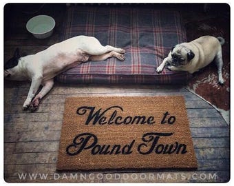 Witamy w Pound Town Doormat, zabawnej, niegrzecznej i obscenicznej macie