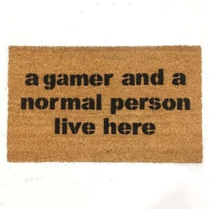 Qui vivono un GAMER e una persona normale / zerbino nerd divertente / zerbino geek / regalo per il fidanzato / zerbino