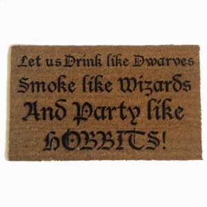 Wycieraczka Nerdy Tolkien: cytat z imprezy „Pij jak krasnoludki” (dywan z włókna kokosowego na zewnątrz)