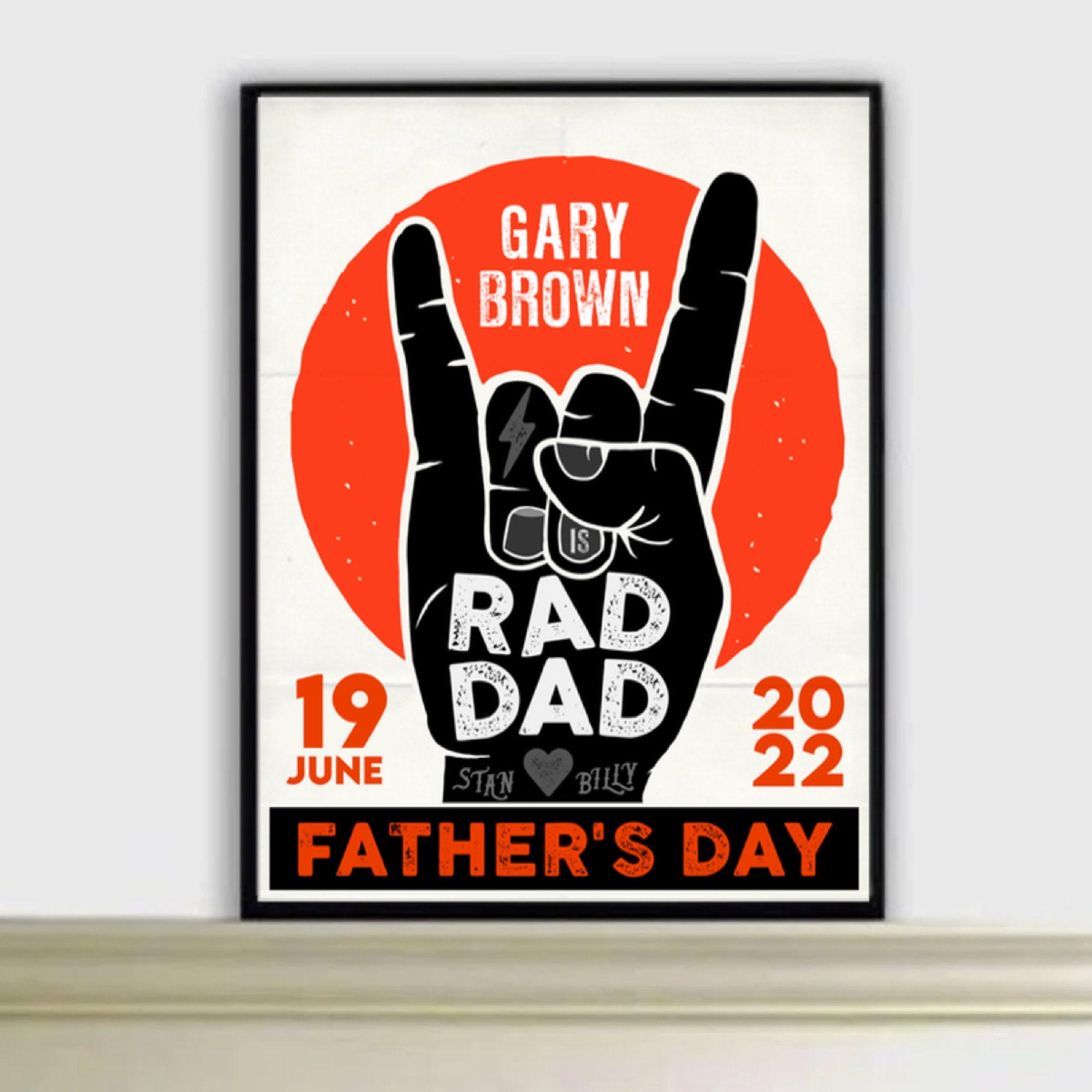 Vaderdag RAD DAD Rock afdrukbare poster, wenskaart en screensaverpakket aangepast met de naam van Rockstar Dad door Happythought digital