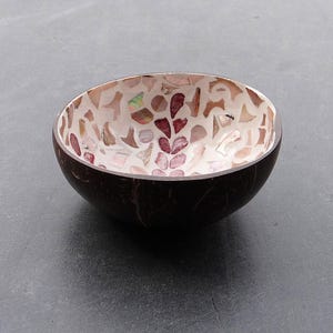 Original decorative bowl made of coconut, polished, lacquered, pearly, painted, handmade item from Vietnam, charm of object, Vietnamese art,