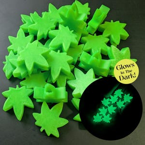 Cuentas de hierba verdes que brillan en la oscuridad