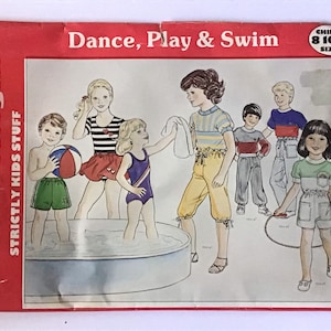 Puede incluir: Un patrón de costura para ropa de niños, con cinco niños en varias poses. El patrón se titula "Dance, Play & Swim" e incluye las tallas 8, 10 y 12.