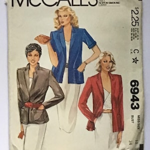 Può includere: Un modello di cucito vintage McCall's per un blazer, con tre donne che indossano blazer di diversi colori. Il numero del modello è 6943 e la circonferenza del seno è 34. Il modello è per una taglia da signorina.