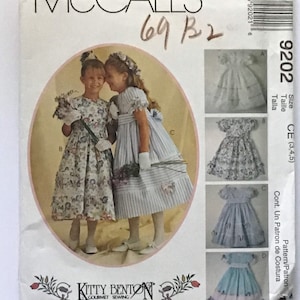 Kinder- en meisjesjurk in twee lengtes met aangehechte petticoat, sjerp en hoofdbandenpatroon van McCalls 9202