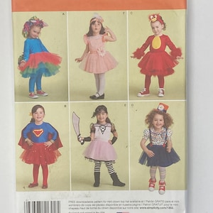 Puede incluir: Patrón de costura Simplicity número 1302 A para disfraces de niños. El patrón incluye cinco disfraces diferentes: un unicornio, una bailarina, un cardenal, un superhéroe, un pirata y un payaso. El patrón es para las tallas 1/2-4.