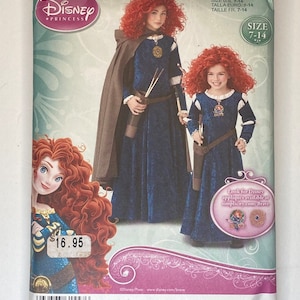 Könnte beinhalten: Ein Schnittmuster für ein Disney Princess Brave Kostüm. Das Schnittmuster ist für die Größen 7-14 und beinhaltet ein blaues Kleid, einen braunen Umhang und Accessoires. Das Schnittmuster ist von Simplicity und kostet 16,95 €.