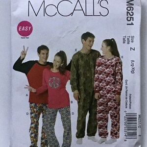 Peut inclure: Enveloppe de patron de couture McCall's pour un ensemble de pyjama. Le patron est pour les tailles grandes à extra grandes. L'enveloppe montre trois personnes portant le pyjama. Les pyjamas sont dans une variété de couleurs et de motifs, y compris le rouge, le vert et le bleu. L'enveloppe comprend également le texte "Facile" et "McCall's M6251".