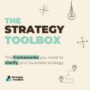 Può includere: Grafica con il testo "THE STRATEGY TOOLBOX" in verde acqua e marrone. Sotto c'è il testo "I framework di cui hai bisogno per chiarire la tua strategia aziendale". L'immagine include icone di una lampadina, una bussola e un percorso.