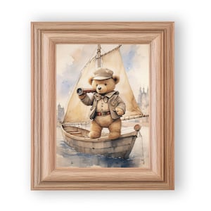 Puede incluir: Una pintura de acuarela de un oso de peluche con un sombrero de marinero y sosteniendo un telescopio. El oso está de pie en un pequeño bote con una vela, sobre una masa de agua. El fondo es una pintura de acuarela de un horizonte de ciudad.