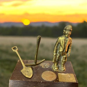Unique Antique Statue Miner Coal Gold Metal Bronze Sculpture with shovel on Wooden Base Décor