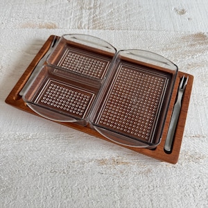 Tabla de condimentos vintage danesa de madera Luthje con bandejas y tenedores de plástico - Bandeja para aperitivos de tres secciones - Fabricada en Dinamarca