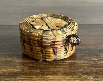 Petit panier de rangement avec couvercle à charnière