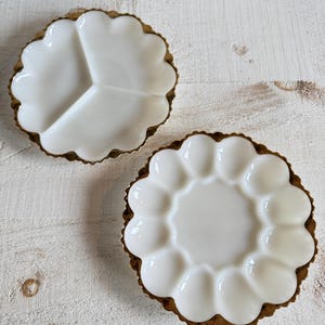 Puede incluir: Un letrero de madera rústica con el texto "Welcome to our home" en un estilo manuscrito. El letrero presenta un acabado envejecido y un diseño simple y acogedor, ideal para un porche o entrada.