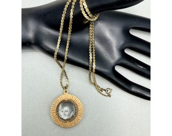 Collar con colgante giratorio vintage de Elvis Presley, Rey del Rock (1935-1977)