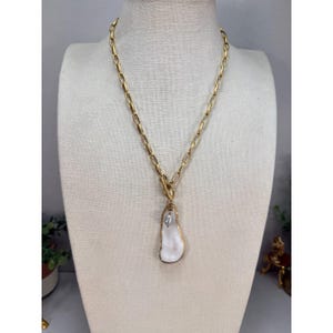 Vintage Unsigned Mother of Pearl Freshwater Pearl Toggle Necklace Gold Tone