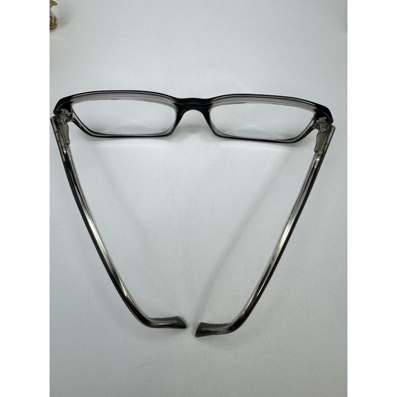 Puede incluir: Un juego de tres tazas de cer&aacute;mica con un acabado mate moteado. Las tazas son de color crema, gris claro y gris oscuro. Cada taza tiene un dise&ntilde;o simple y minimalista.